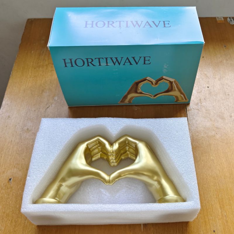 HORTIWAVE Statuettes of Resin Gold Heart Hands Sculpture