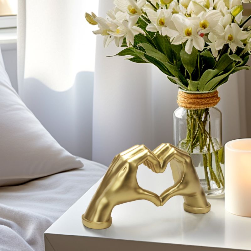 HORTIWAVE Statuettes of Resin Gold Heart Hands Sculpture